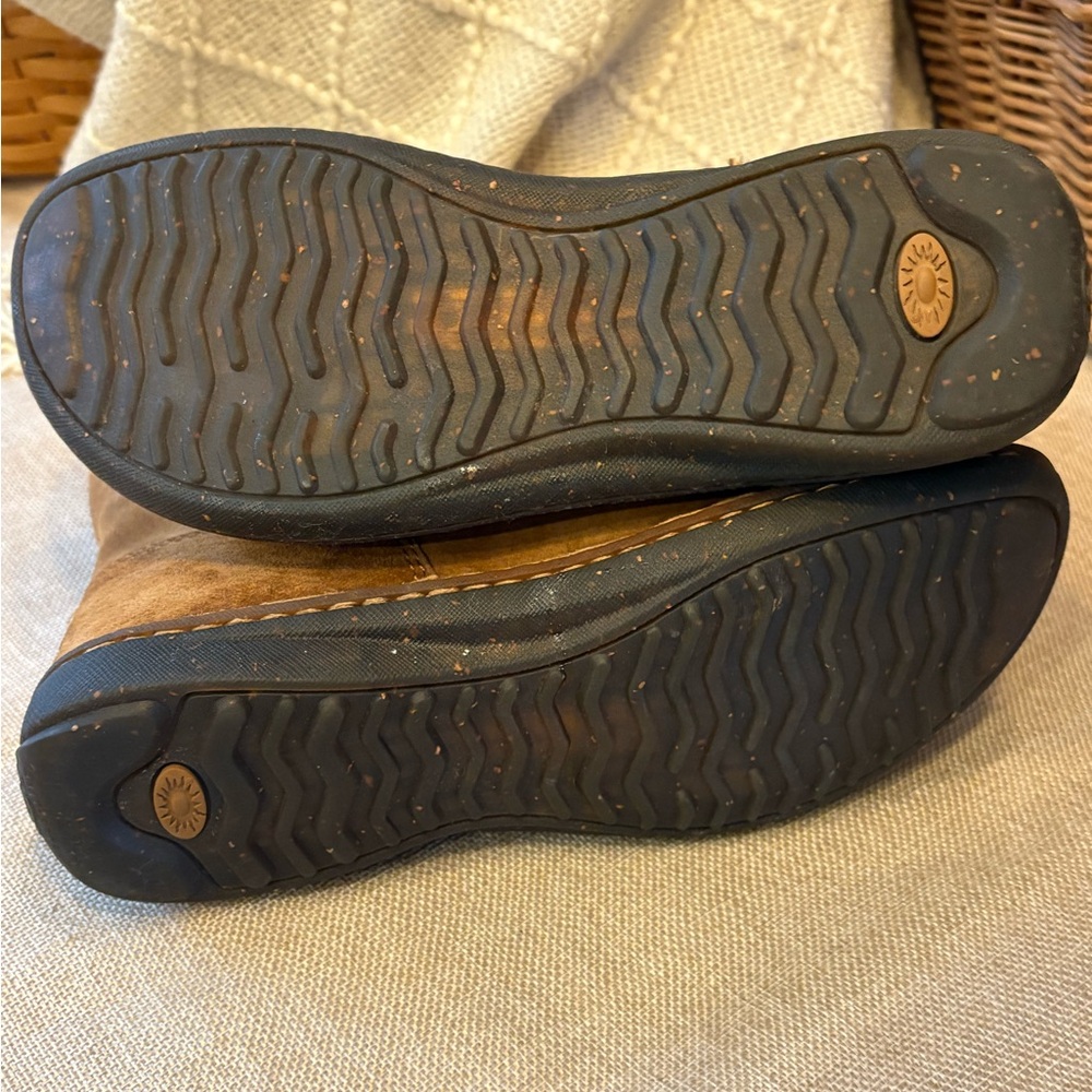 Genuine suede Uggs - Picture 8 of 8